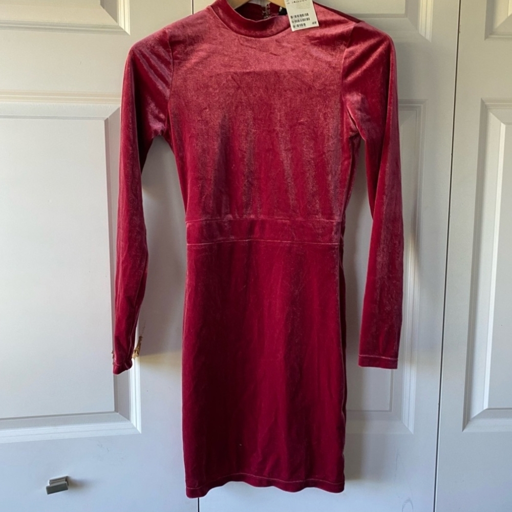 ♥️🎁 H&M Red Velvet Bodycon Long Sleeve Dress w/ Cutout Back